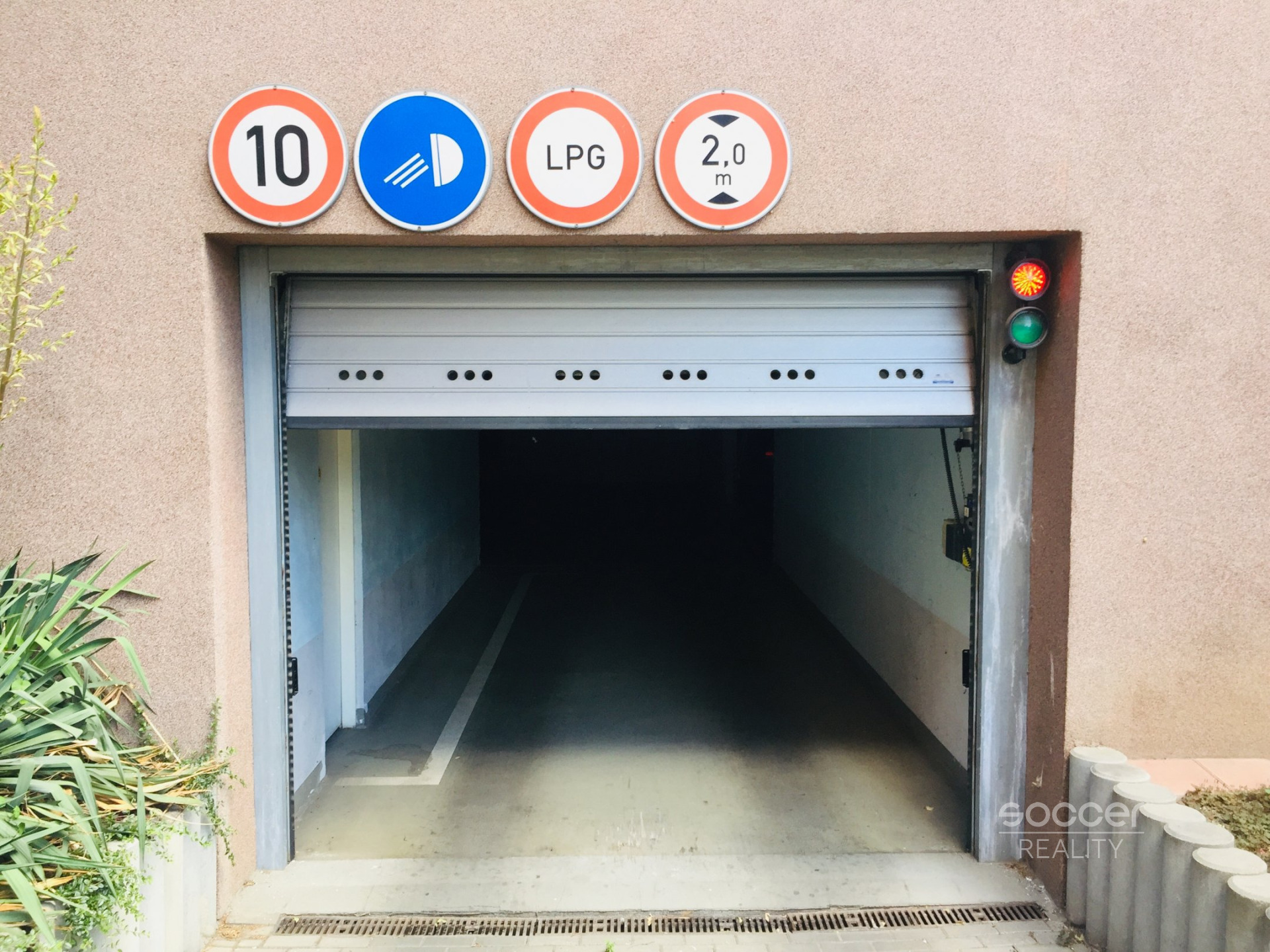 Pronájem garážového hydraulického stání, ulice Pešlova, Praha 9 - Vysočany. 