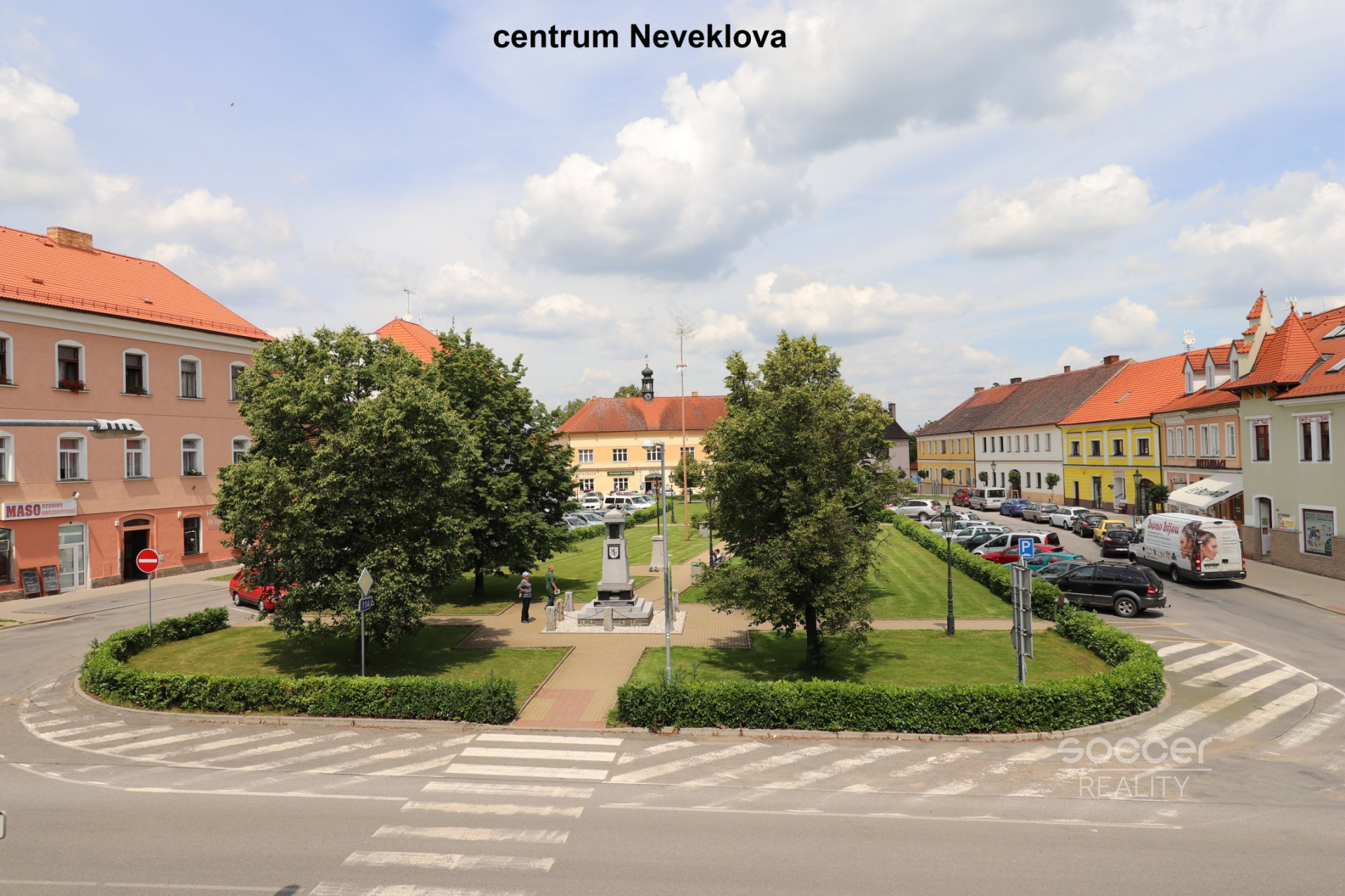 Pronájem pěkného bytu 2+kk 33 m2 + lodžie 3 m2 v centru Neveklova, okres Benešov.