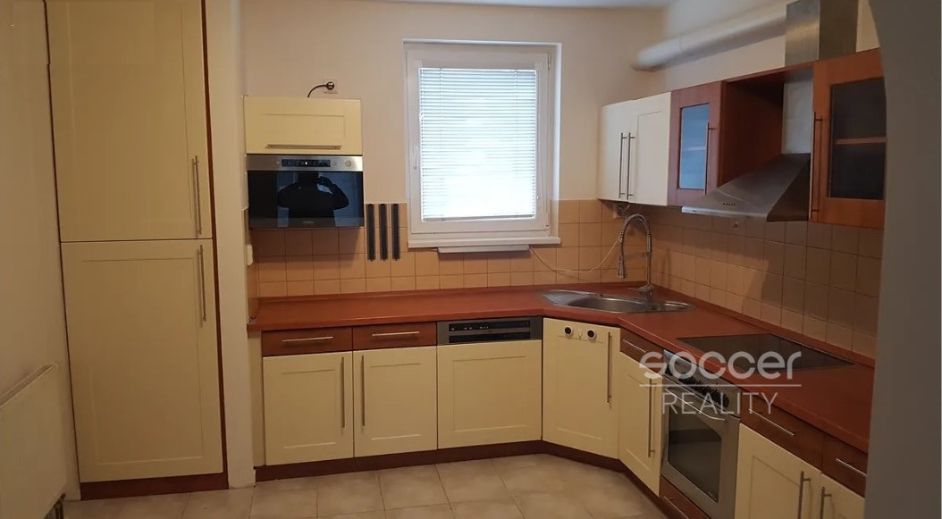 Pronájem rodinného domu 5+kk se zahradou a garáží, Praha 9 – Satalice, ul. Kemrova