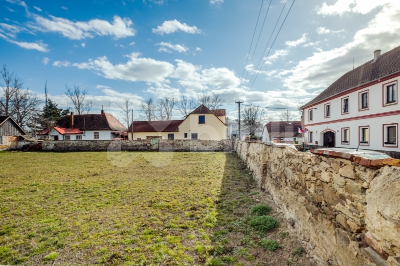 Pozemek 1328 m2 se stavebním povolením, Strýčice