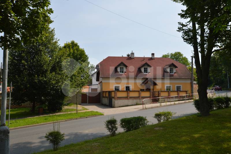 Prodej komerčního objektu s restaurací, barem a 2 bytovými jednotkami, Zdiby, Praha východ