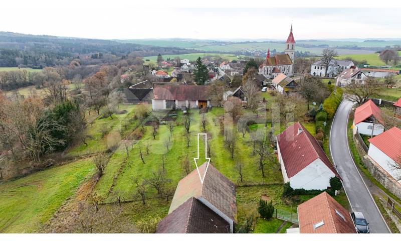 Prodej pozemek 729 m2 se stodolou, Mešno