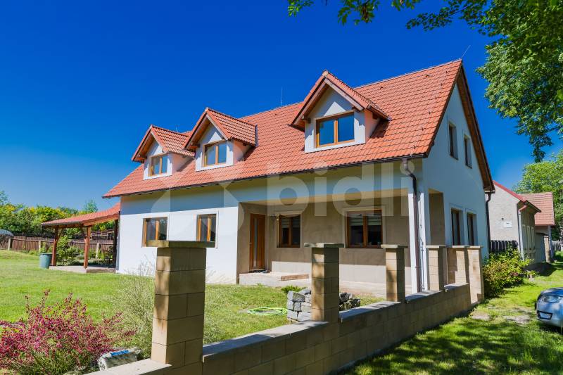 Prodej rodinného domu (186 m&#178;) s pozemkem (2202 m&#178) v malebné obci u Nymburka