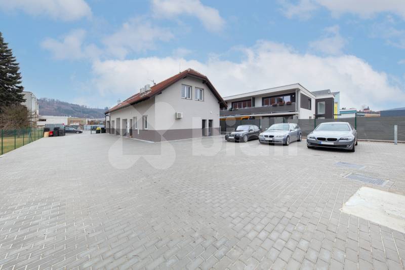 Prodej komerčního areálu  autoservis, a tři byty, Česká U Brna