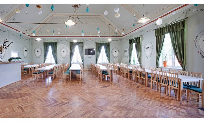 Prodej rodinného domu s venkovním posezením, obchodem, sálem, vinárnou, bytem 4+1, Javorník