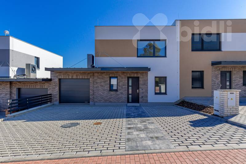 Na prodej: Řadový rodinný dům 5+kk s pozemkem 408 m2 - Hořovice, okres Beroun