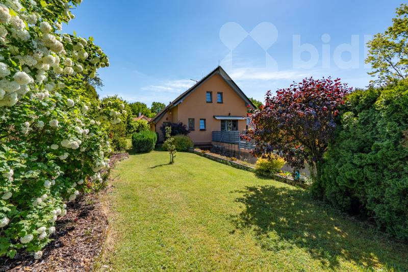 Elegantní rodinný dům uprostřed přírody s moderními technologiemi v Kamenici Ládví