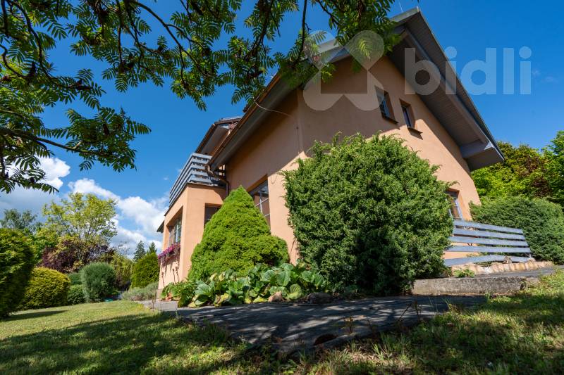 Elegantní rodinný dům uprostřed přírody s moderními technologiemi v Kamenici Ládví