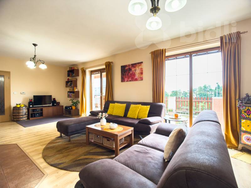 Prostorný rodinný dům 6+1 se zahradou a garáží - Kvíčovice