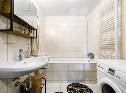 Prodej moderního družstevního bytu 3+kk (62 m&#178;) s předzahrádkou, garážovým stáním a komorou
