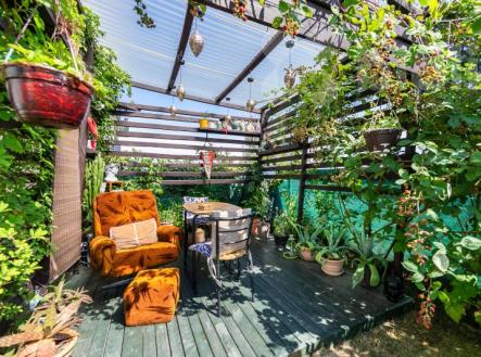 Prodej moderního družstevního bytu 3+kk (62 m&#178;) s předzahrádkou, garážovým stáním a komorou
