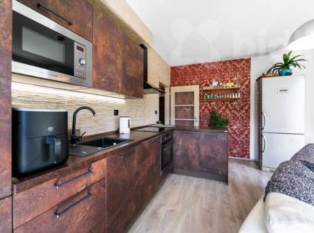 Prodej moderního družstevního bytu 3+kk (62 m2) s předzahrádkou, garážovým stáním a komorou