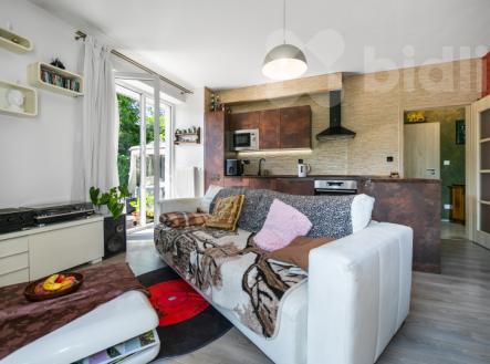 Prodej moderního družstevního bytu 3+kk (62 m2) s předzahrádkou, garážovým stáním a komorou