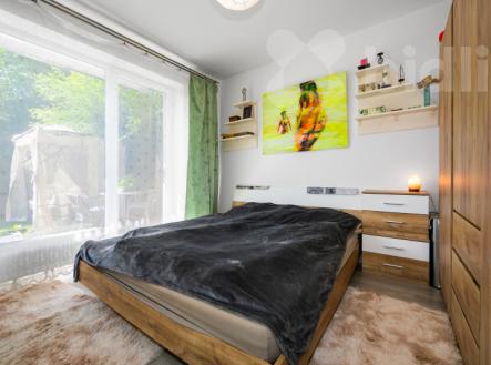 Prodej moderního družstevního bytu 3+kk (62 m2) s předzahrádkou, garážovým stáním a komorou