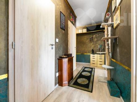 Prodej moderního družstevního bytu 3+kk (62 m2) s předzahrádkou, garážovým stáním a komorou