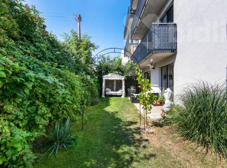 Prodej moderního družstevního bytu 3+kk (62 m2) s předzahrádkou, garážovým stáním a komorou