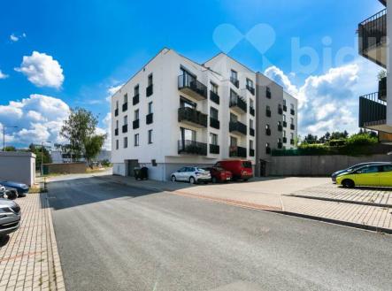 Prodej moderního družstevního bytu 3+kk (62 m2) s předzahrádkou, garážovým stáním a komorou
