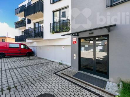 Prodej moderního družstevního bytu 3+kk (62 m2) s předzahrádkou, garážovým stáním a komorou