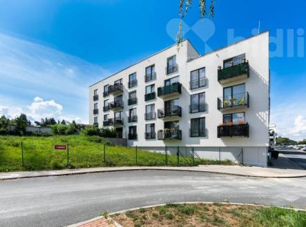 Prodej moderního družstevního bytu 3+kk (62 m2) s předzahrádkou, garážovým stáním a komorou