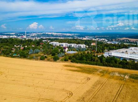Prodej moderního družstevního bytu 3+kk (62 m2) s předzahrádkou, garážovým stáním a komorou