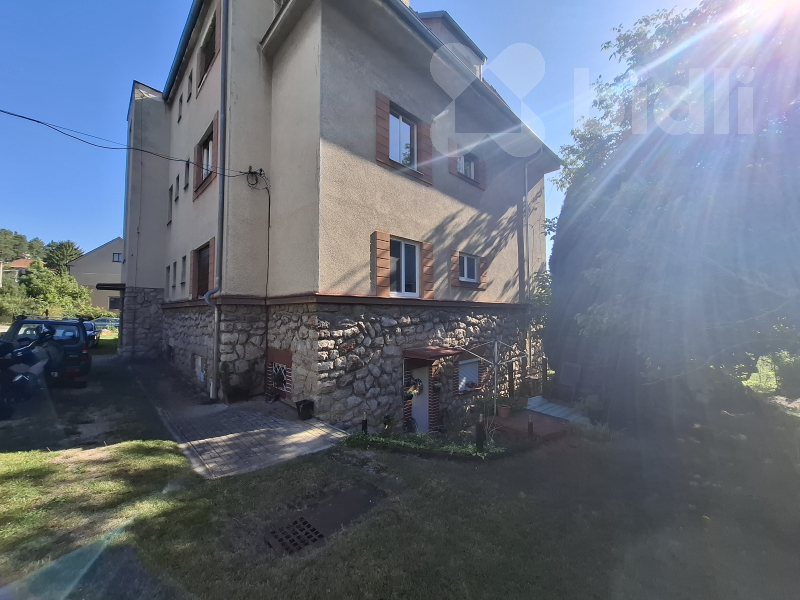 Prodej bytu 1+kk 37 m2 se zahrádkou v Loděnici