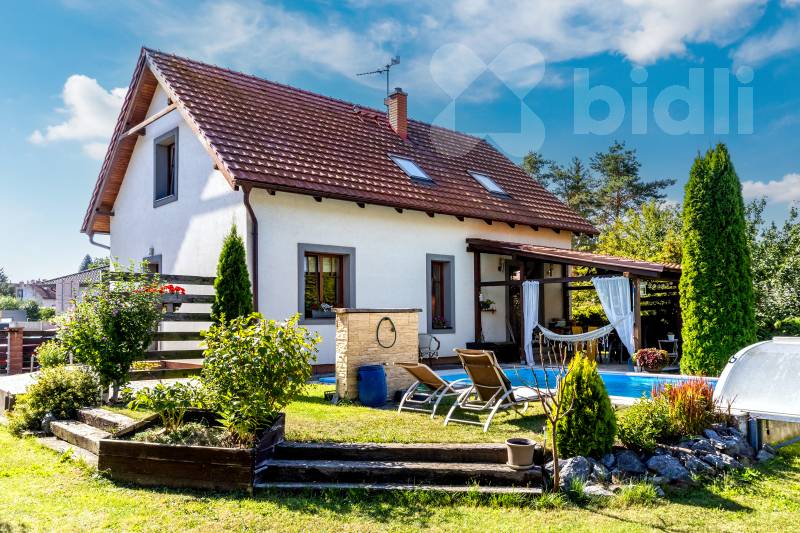 Krásná vilka 5+kk s bazénem, Poříčany