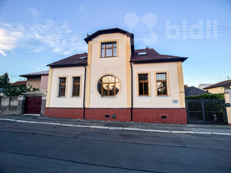 Pronájem RD - ideální pro podnikání, 242m2, zahrada, Rooseveltova, Kladno