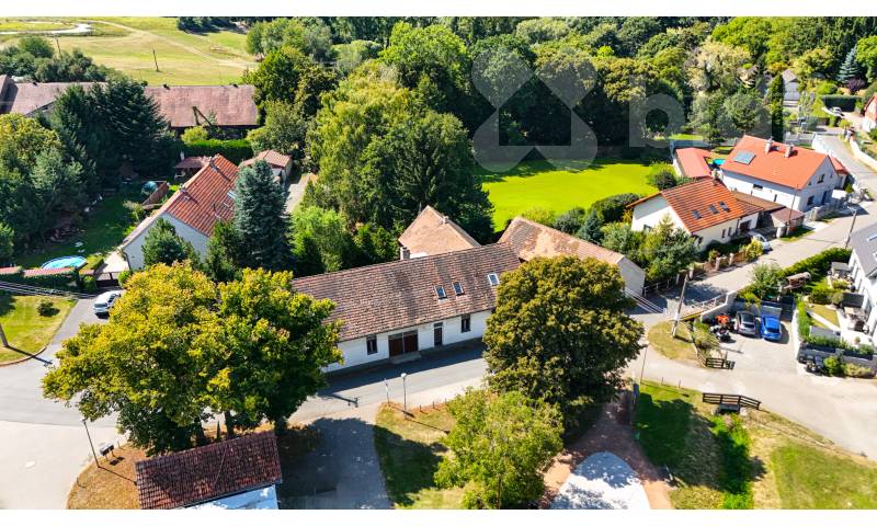 Prodej domu s pozemkem o 726 m2, dílnou a stodolou - Sulice, Praha-východ