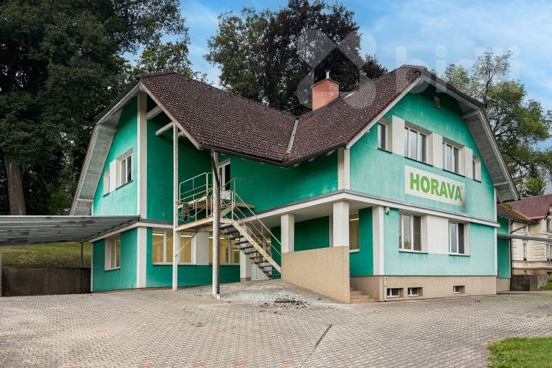 Prodej komerčního prostoru (670 m&#178;) s velkým pozemkem v Dolní Kalné