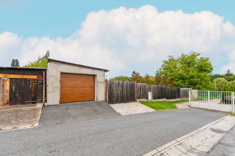 Prodej zajímavého stavebního pozemku s garáží