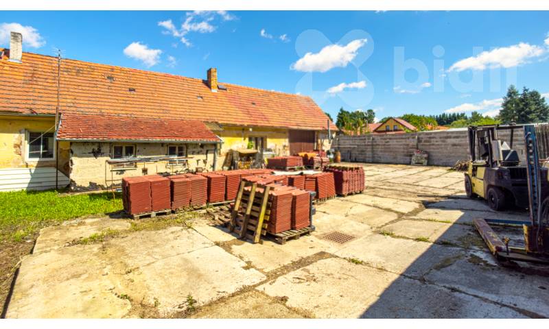 Komerční objekt s uzavřeným dvorem - ideální jako sklad, provozovna firmy i s možností ubytování