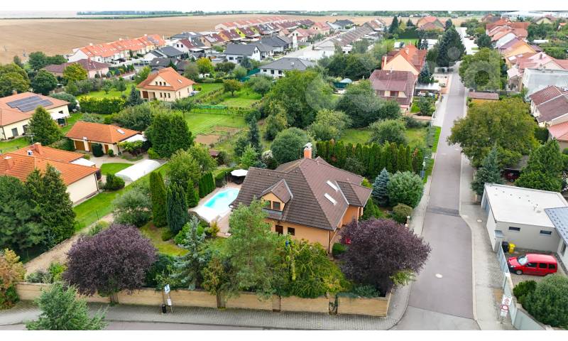 Prodej RD 5+kk, 240 m2, prostorná dvojgaráž, krytý bazén, pozemek 1411 m2, obec Suchohrdly, Znojmo