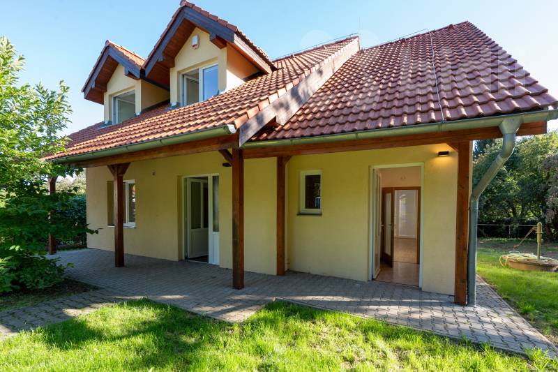 Rodinný dům 5+1 a 1+kk se zahradou, k pronájmu v Kamenici