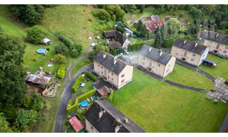 Prodej slunného bytu 3+1 75 m2, se zahradou 165 m2 v obci Janská