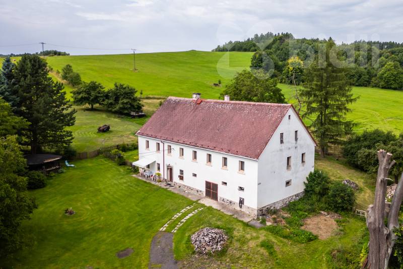 Prodej domu 310 m2 se stodolou 330m2 na pozemku 5 820 m2 v obci Valkeřice