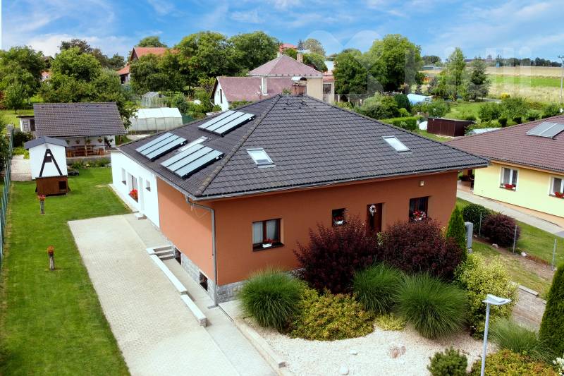 Prodej rodinného domu 390 m2, na pozemku 1199 m2 - Zbizuby