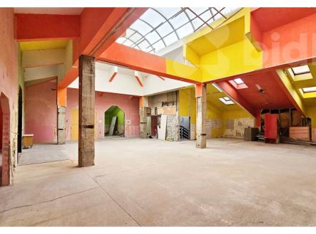 Pronájem obchodní prostor, 422 m²