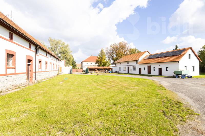 Zemědělská usedlost, RD 5+1, pozemek 6 015 m2, Polerady u Prahy