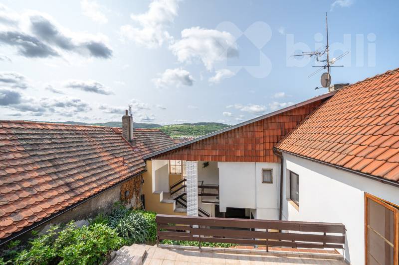 Pronájem bytové jednotky 2+1 ve dvougeneračním RD, Beroun