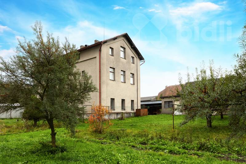 Prodej domu (275 m²) s komerčním prostorem, 2 byty s pozemkem v obci Maleč