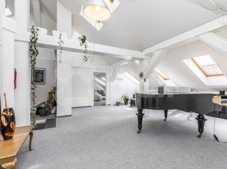 Pronájem kanceláře, 326 m²