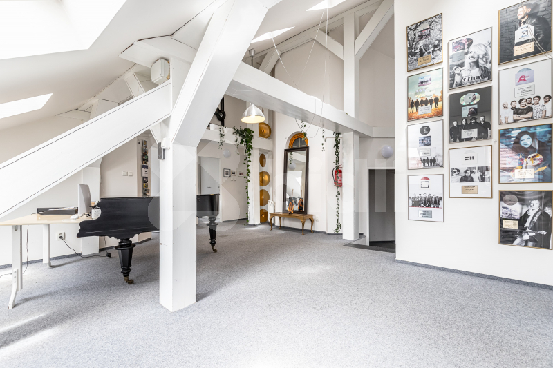 Pronájem podkrov. kanceláří (326 m2), klimatizace, kuchyňky, koupelna, Korunní, Praha 2-Vinohrady