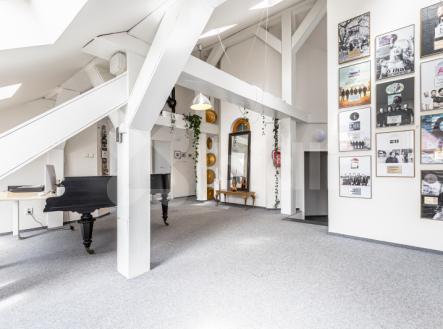 Pronájem kanceláře, 326 m²