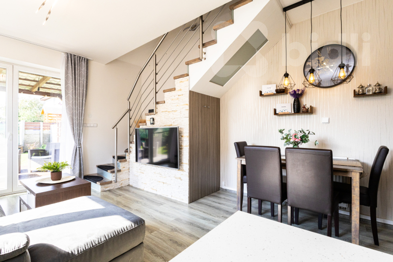 Prodej moderního bytu 3+kk se zahradou a bazénem, Polerady u Prahy