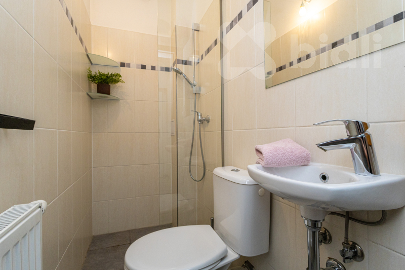 Prodej moderního bytu 3+kk se zahradou a bazénem, Polerady u Prahy