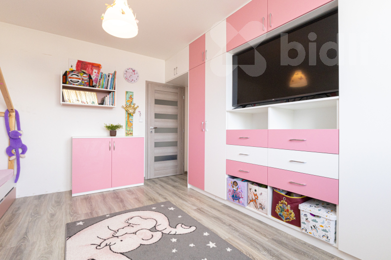 Prodej moderního bytu 3+kk se zahradou a bazénem, Polerady u Prahy