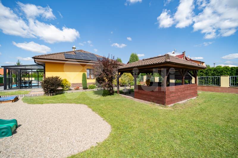 Pohled na dům s pergolou