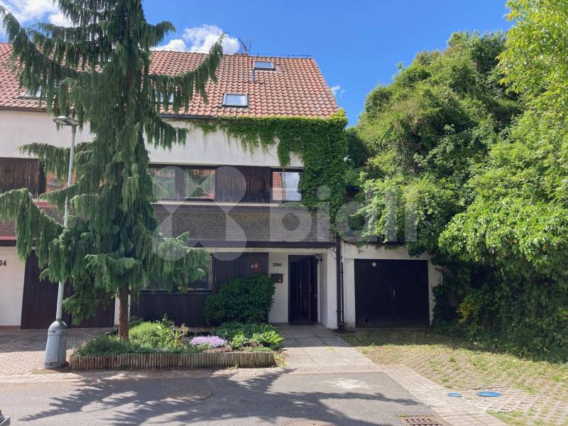 Prodej prostorného řadového RD 5+1 se zahradou, pozemek 253m2,Hostivice, Haklova