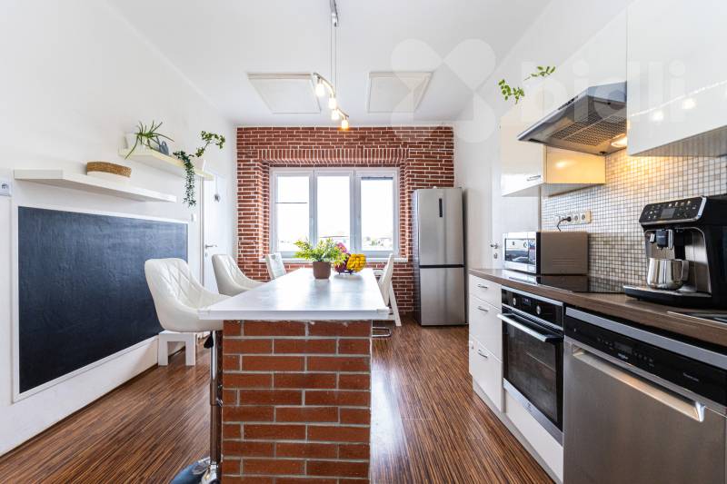 Prodej bytu 4+1, 87 m2, se zahrádkou a parkovacím stáním, Nádražní, Hrochův Týnec