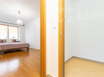 Prodej bytu 2+kk, 67m2, balkon, šatna, garážové stání, cihla